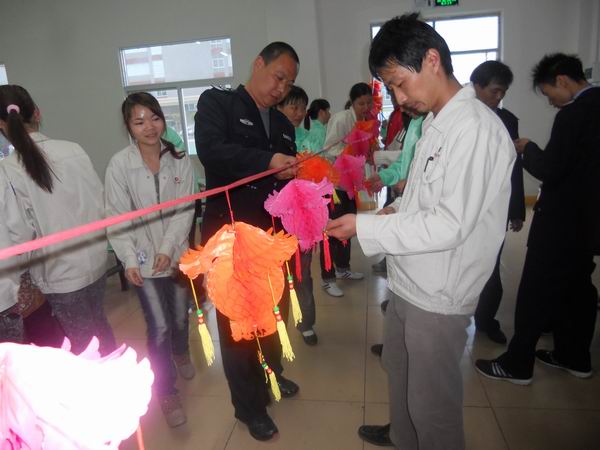 Guessing lantern riddles in Lantern Festival